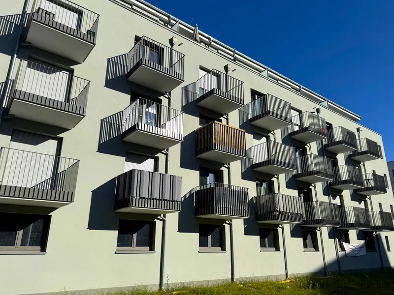 Sonnige 2-Zimmer mit 2 Balkonen, Einbauküche & Fußbodenheizung — photo 1
